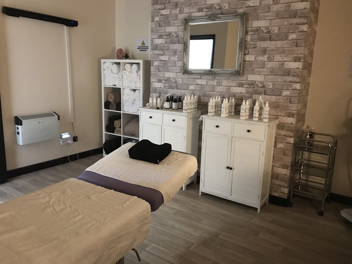 beyoutifulbeau1's tweet photo. Happy new treatment room day ♥️ #salon #treatmentroom #beautysalon #skinbase #ipl #microdermabrasion #microblading #skinpeel #fibroblast #botox #skinspecialist #waxing #evetaylor #brierleyhill #beyoutifulbeautyandholistics #clarifique https://t.co/AcuObjAiyQ