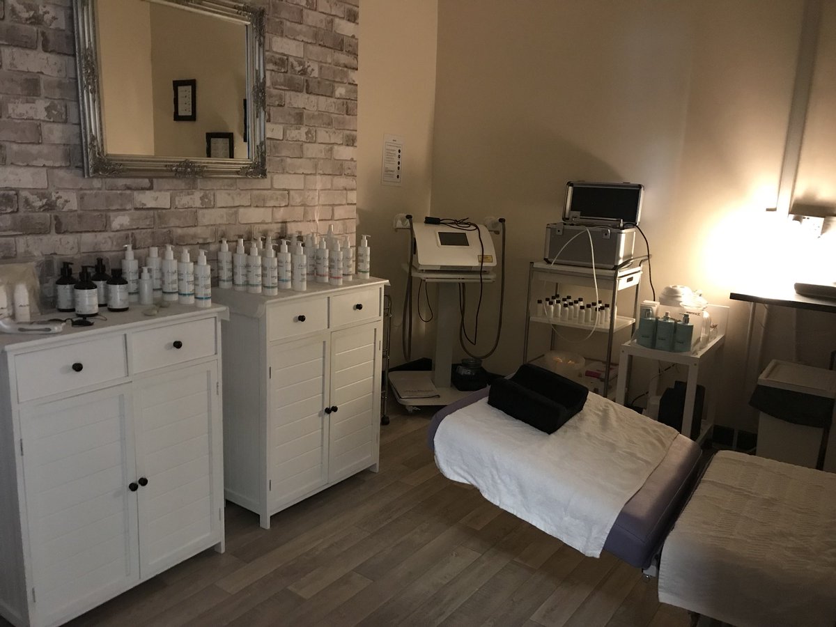 beyoutifulbeau1's tweet photo. Happy new treatment room day ♥️ #salon #treatmentroom #beautysalon #skinbase #ipl #microdermabrasion #microblading #skinpeel #fibroblast #botox #skinspecialist #waxing #evetaylor #brierleyhill #beyoutifulbeautyandholistics #clarifique https://t.co/AcuObjAiyQ