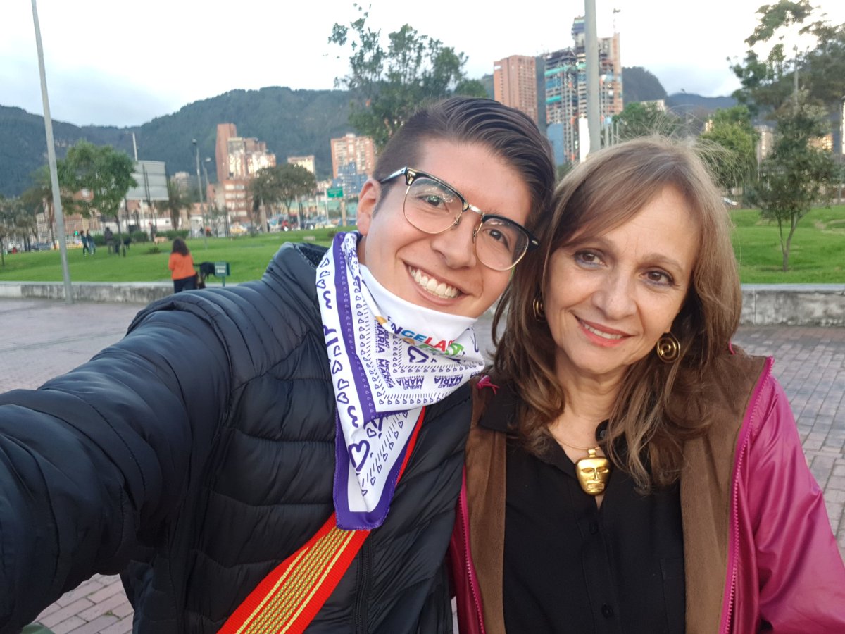 JUANCAELBROKY's tweet photo. Hoy con el @PaisPrimero estuvimos acompañando a las madres de Soacha @MAFAPOBOGOTA que oficializaron su acompañamiento a la @ColombiaHumana_ @petrogustavo @angelamrobledo https://t.co/1PPPhBaKLK