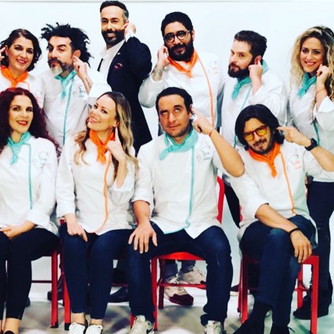 Arenitas_FC's tweet photo. @Carlos_ArenasTv #Foticos 📷 de @oyealchef #NuevoCapitulo este Domingo a las 7pm por el 3.1 de @ImagenTVMex #OyeAlChef #CarlosArenas #Charlie #Carlos #Caballo #LosChef #Participantes #DetrásDeCamaras 🎬🎥 https://t.co/9G56ZowsRk