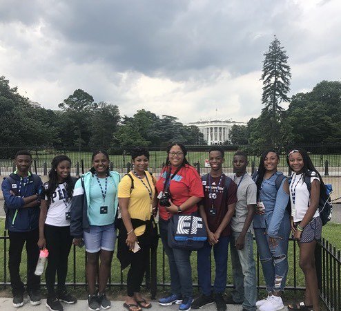 nrburgermiddle's tweet photo. @HPSDSup Check out the White House in the background! Burger takes Washington by storm!  #Amazing1stDayInD.C. #ExperiencesForKids #Learning https://t.co/XYvIOjyR3S