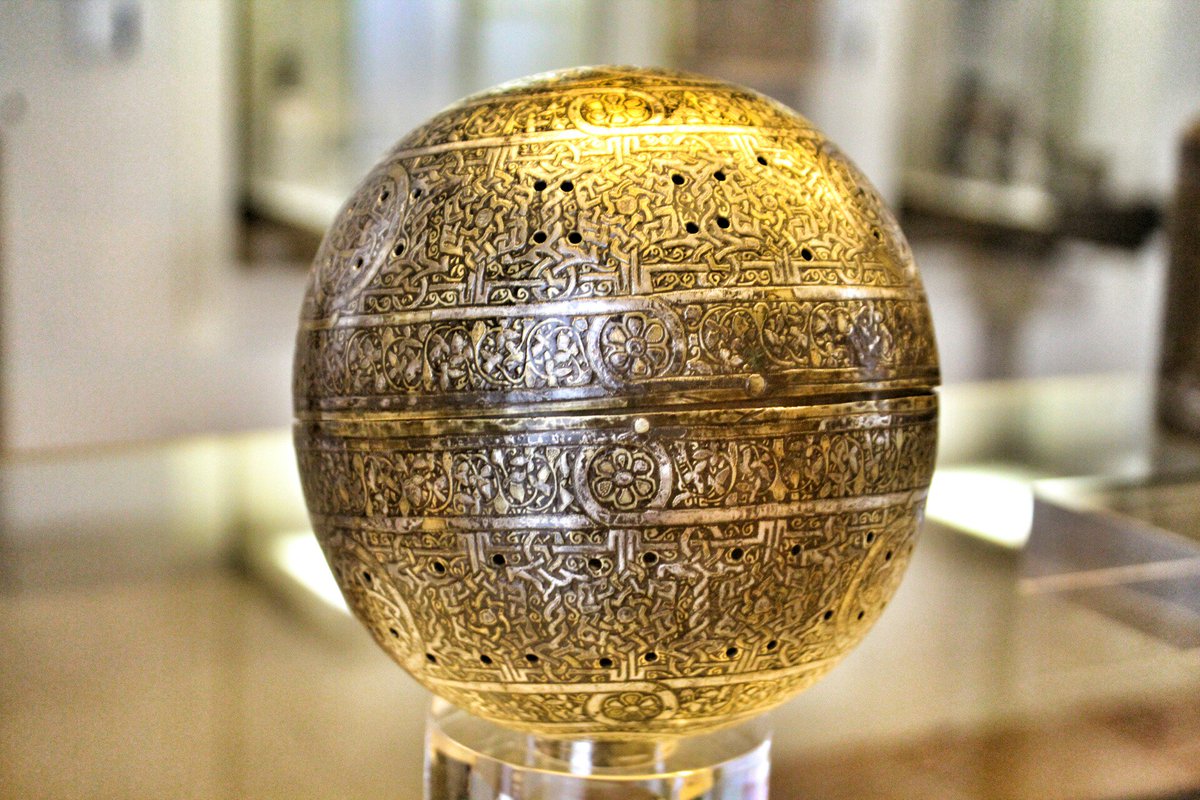 #GiugnoAlMuseo
... perdersi tra i profumi e gli incensi dell'Oriente , misterioso ,
da bruciare in questa sfera del XIII secolo    c/o #GalleriaEstense  #Modena
come perdersi tra i #LabirintidArte intarsiati d'argento che la ricoprono ...