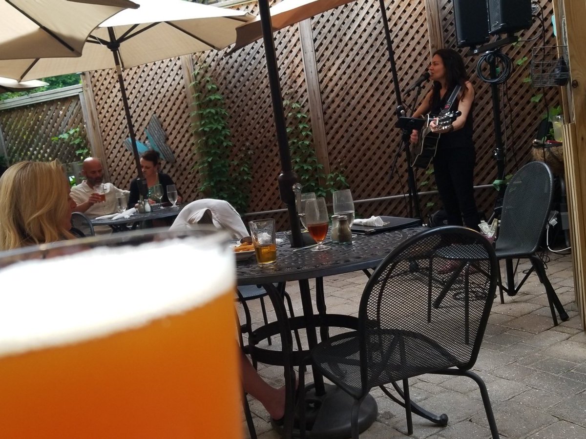 Come enjoy some pinehopple @evolutionbeer and some live music <a href="/ShannonRunyon/">Shannon Runyon</a>