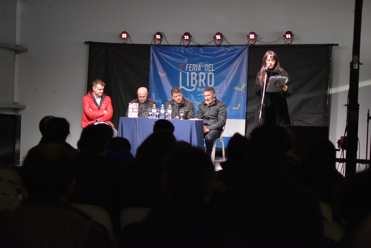 Pilar_Cultura's tweet photo. En una gran charla futbolera, Miguel Brindisi, Diego Cagna, Rodolfo Chisleanchi y Jorge Baravalle presentaron @ElAndarivel8 en la #FeriaDelLibroPilar y charlaron con el público sobre el Mundial Rusia 2018. https://t.co/FHIqknRX71
