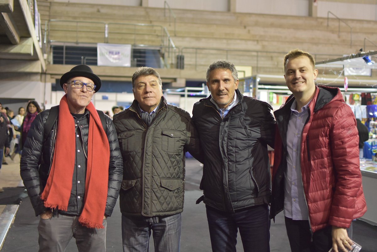Pilar_Cultura's tweet photo. En una gran charla futbolera, Miguel Brindisi, Diego Cagna, Rodolfo Chisleanchi y Jorge Baravalle presentaron @ElAndarivel8 en la #FeriaDelLibroPilar y charlaron con el público sobre el Mundial Rusia 2018. https://t.co/FHIqknRX71