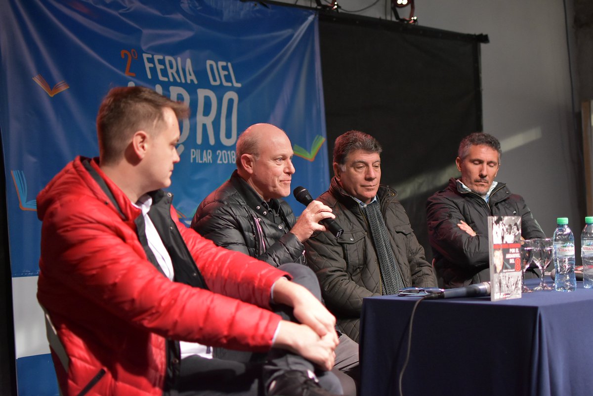 Pilar_Cultura's tweet photo. En una gran charla futbolera, Miguel Brindisi, Diego Cagna, Rodolfo Chisleanchi y Jorge Baravalle presentaron @ElAndarivel8 en la #FeriaDelLibroPilar y charlaron con el público sobre el Mundial Rusia 2018. https://t.co/FHIqknRX71