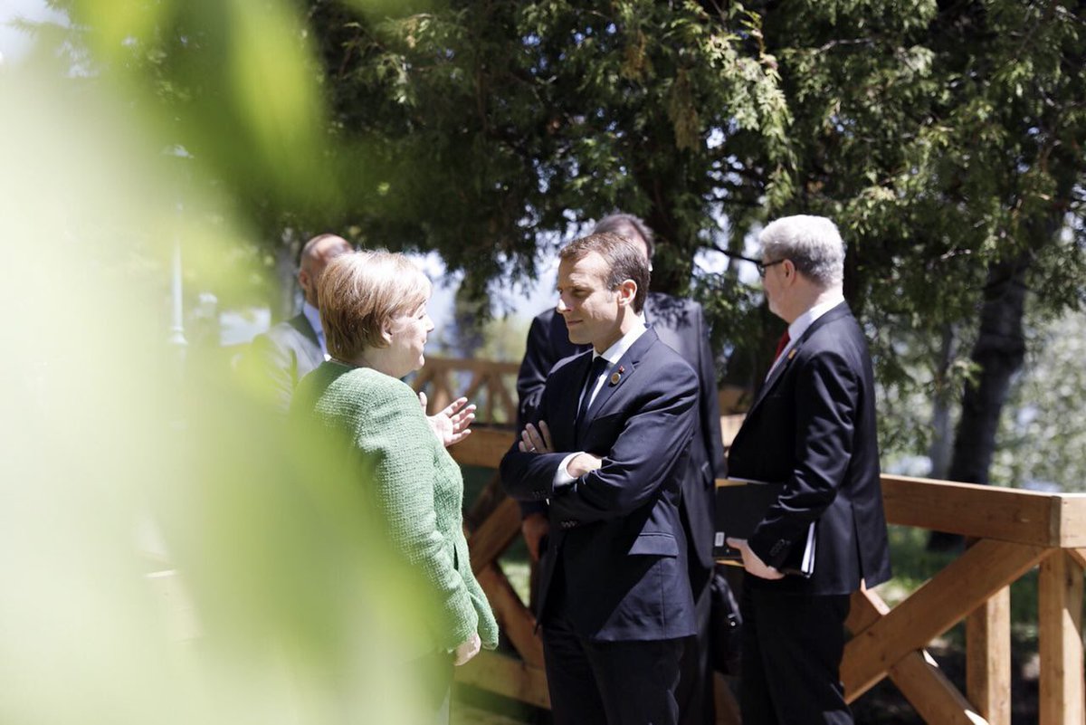 EmmanuelMacron's tweet photo. Les défis sont considérables et nous avons besoin de ce dialogue permanent. #G7Charlevoix https://t.co/fzpcSdfTbq