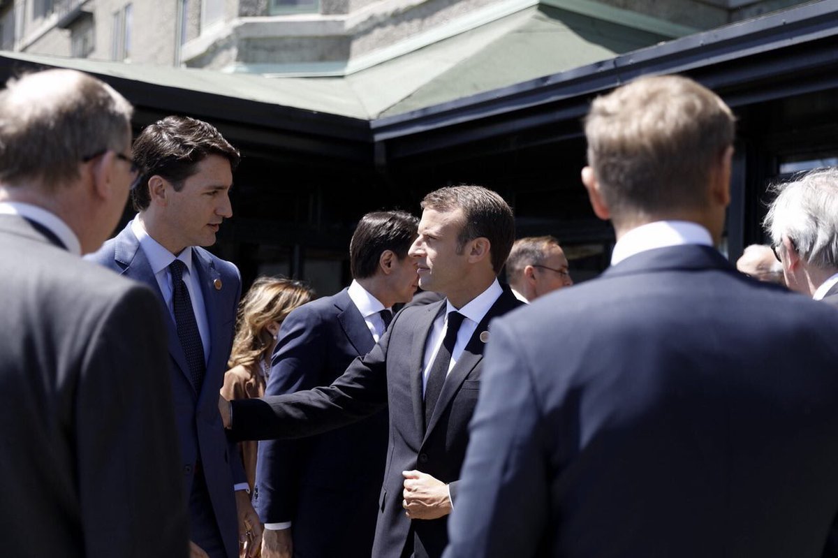 EmmanuelMacron's tweet photo. Les défis sont considérables et nous avons besoin de ce dialogue permanent. #G7Charlevoix https://t.co/fzpcSdfTbq