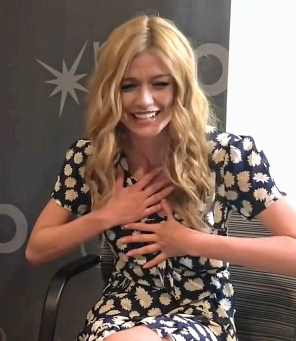 heroxdale's tweet photo. "Oh, now I know how Alberto felt. Oh God, now I already know. I mean I know it's terrible but Gosh." Kat's reaction to Lilith and The Owl kiss is everything.
#SaveShadowhunters
#SaveTheShadowWorld https://t.co/lnPg8KnQ9A