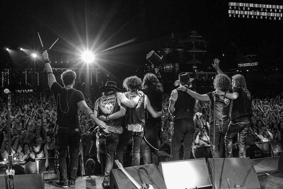 depplovers's tweet photo. #Repost @CerealKyler
• • •
Thank you #Copenhagen! #HollywoodVampires tonight at #Trivoli. https://t.co/9ZvA5IAkfS
