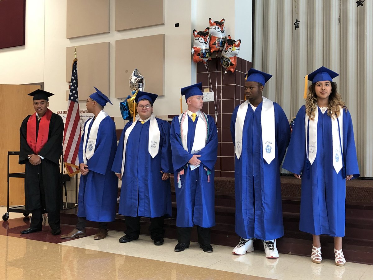 Carver_Tigers's tweet photo. A few @Carver_Tigers alumni & GISD class of 2018 graduates stopped by to help celebrate our graduating 5th graders! #repcarver #webuildGRADUATED https://t.co/3LBwJpxqTh