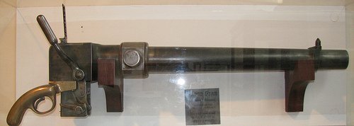 えすだぶ C100一日目東4レ49a オチキス6ポンド砲ってよく知らないな と眺めてたら艦載版の発砲トリガの位置がスパルタン過ぎて5度見した えっマジで なにそれこわい 流石にこうだったのは古い艦載版だけで 菱型戦車に乗る頃には揺架側に付いてたみたい