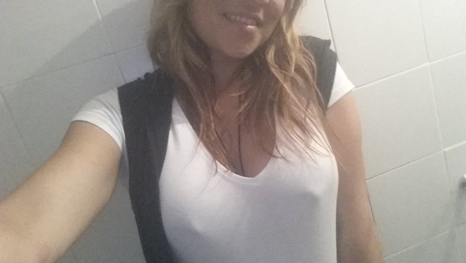 Estoy en el #bar y me pregunto #??? Si me miran a mi ??? O #mispezones jajajaa https://t.co/JBlcikIQ<a href="/tag/bar"class="tags">#bar</a><a href="/tag/mispezones"class="tags"><span>#mispezones</span></a>