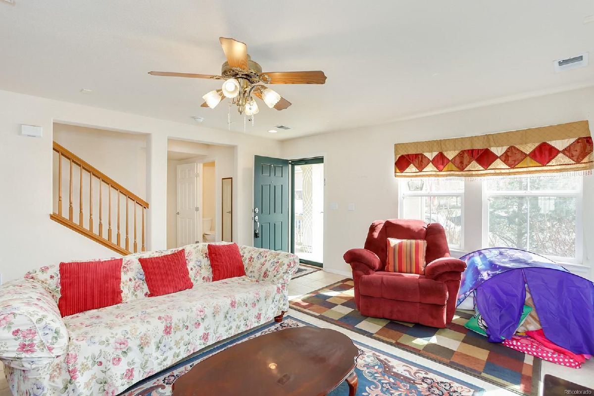 JonathanBenecke's tweet photo. Lovely 2-story townhouse in Somerset Village with 3 good sized second floor bedrooms and 2 ½ baths. Facing east and directly across the street from a charming pocket park, there is plenty of opportunity to enjoy the outdoors on the .. https://t.co/9IfiatJZXg https://t.co/4nMPKKG4OE