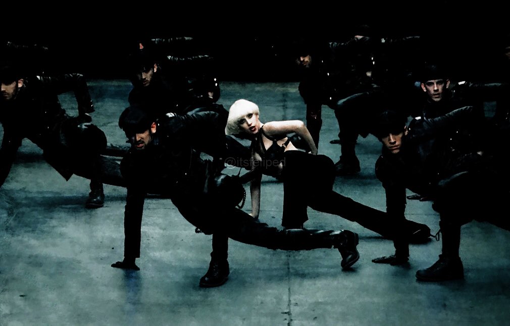 RDTLadyGaga's tweet photo. Novas imagens do videoclipe de "Alejandro", que foi lançado há exatamente 8 anos.

📷 @itsfeliped / @one5ten https://t.co/PRyzM7vRis