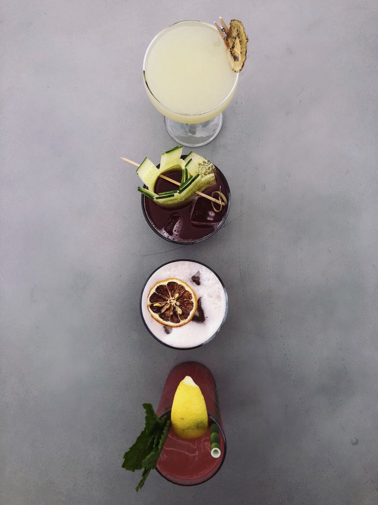 OceanDriveMag's tweet image. Rooftop chillin’ and sippin’ on drinks inspired by Miami’s go-to beauty &amp;amp; wellness experts @THEJNL, #RefreshedByJacob, @botoxlabb and #Azuri 🍹#cheers #health #beauty #wellness #wynwood #miami #friyay #tgif #rootop #oceandrivemag