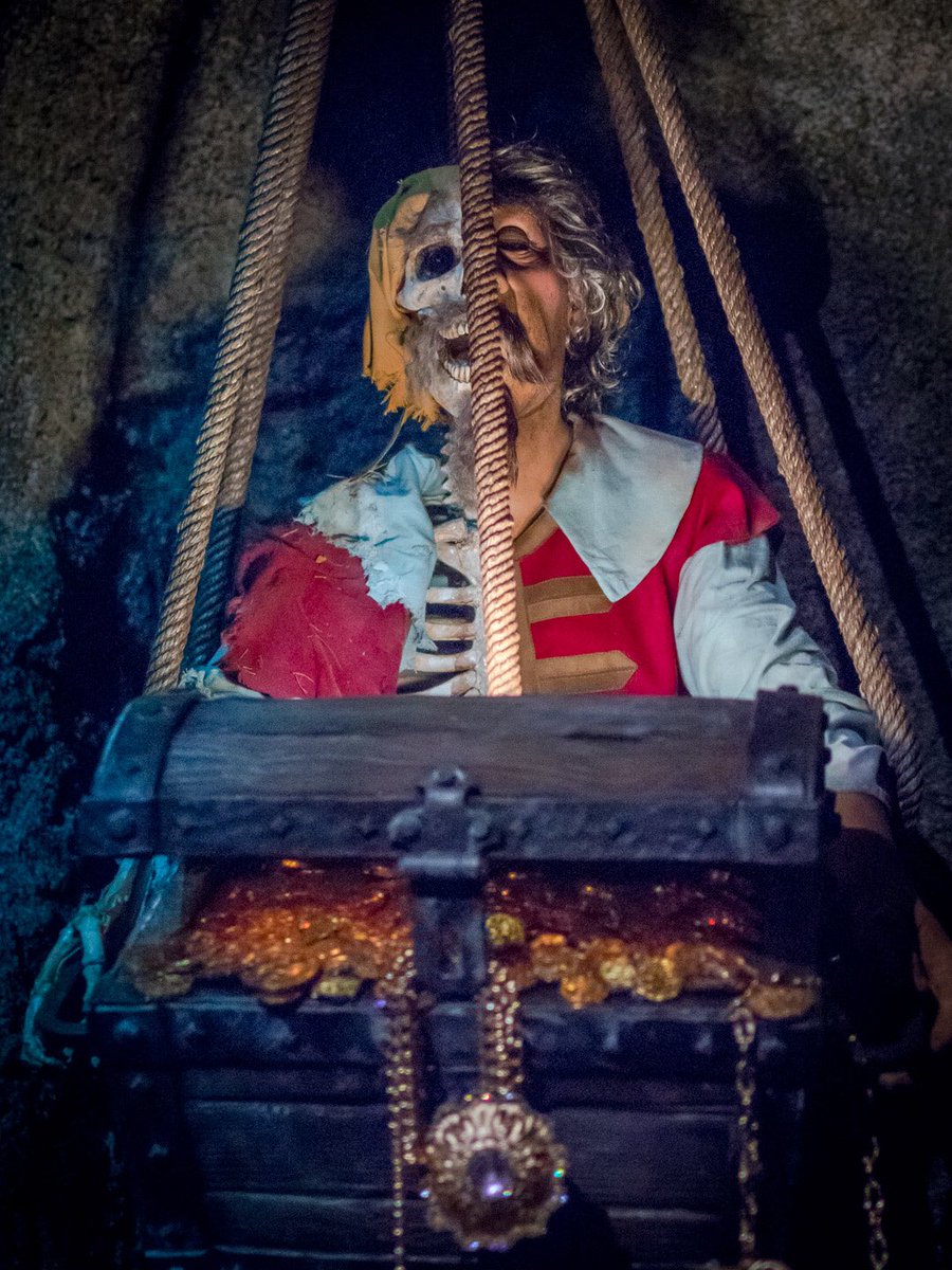 Disneyfor2's tweet photo. Davy Jones is gone but this Pirate is here! #Disneyland #DisneyFor2 #PiratesOfTheCaribbean @DisneyExaminer @Podketeers @DisneylandAP @DisneylandToday https://t.co/2uHFlqKZas