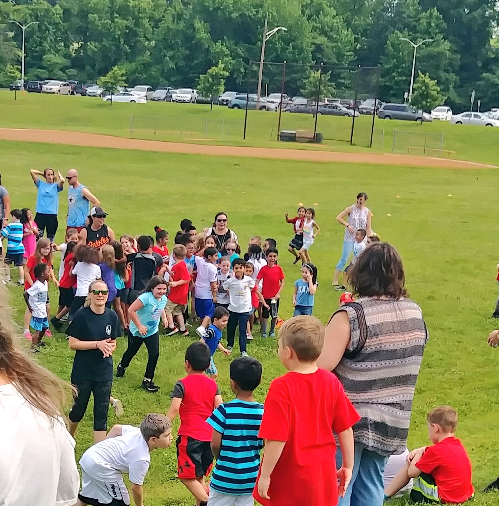 HM_Tedore's tweet photo. When all Miss @ms_kotzum's class ran up to congratulate her win of tug of war!! @pat3303 @canstafford @StayWay319 @NorwoodES https://t.co/k05BAo4KHr
