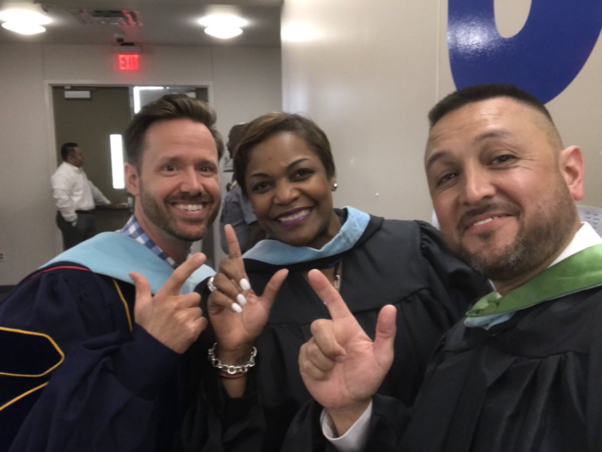 fabenavides's tweet image. Ready to graduate 750 @SamClassof2018 🎓🎓#SamSide #SamStrong @drstevenwurtz @CoachATB