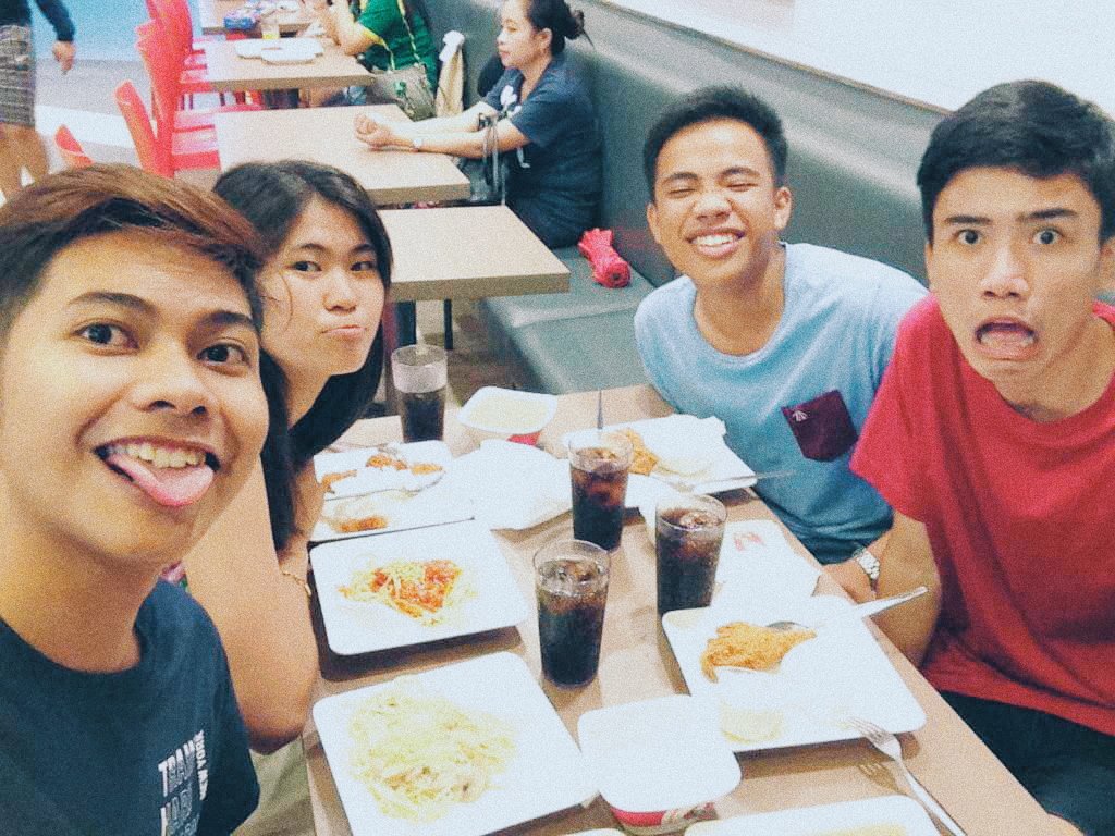 damnrensel's tweet photo. matapos nyo kong pagudin, lakas nyong magpalibre sakin :// @brahhhhh_ @Huge_Gine *fainne* #incomplete #exbfam
ps: di man lang nagpasalamat https://t.co/yhm0m8syb4
