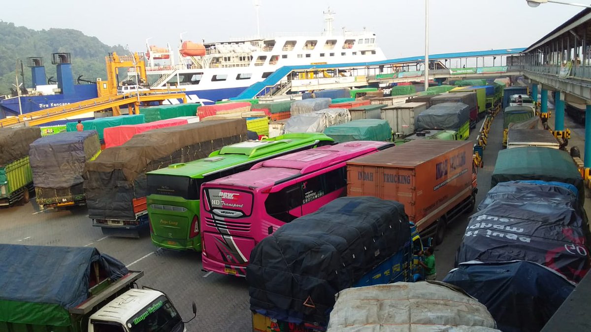 Pukul 10.00 antrean kendaraan berat dan mobil pribadi mulai menumpuk di pelabuhan merak. Yang mau nyebrang ke Sumatera harap bawa bekal yg cukup ya.. 

#KabarMudiktvOne #MudikSerutvOne