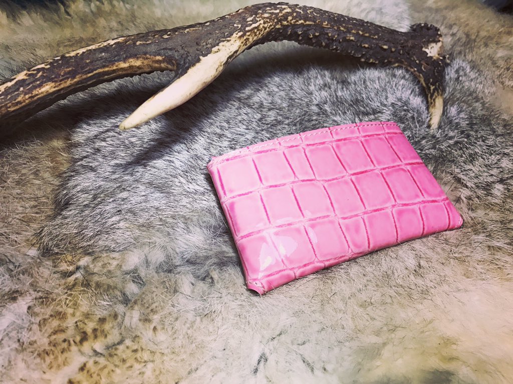 名刺入れ(pinkenamel)✨
クロコダイル🐊型押し加工のエナメルピンク色。しっかりとした牛革です。
裏張りに、兵庫県姫路市で鞣された『本ヌメ革』を贅沢に使っています♫