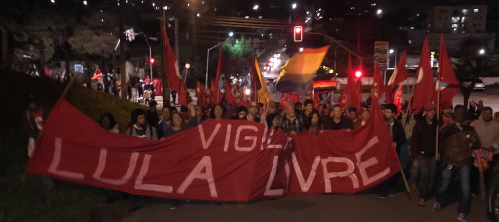 LulaOficial's tweet photo. Enquanto isso, em Curitiba... A resistência tomou conta dos arredores da Polícia Federal para exigir a libertação do presidente Lula. #LulaLivre 

Fotos: Cláudio Kbene https://t.co/Tk2SQxbXIO