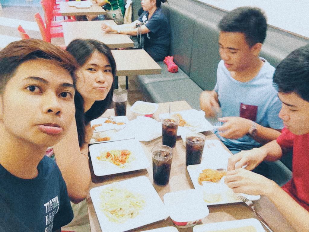 damnrensel's tweet photo. matapos nyo kong pagudin, lakas nyong magpalibre sakin :// @brahhhhh_ @Huge_Gine *fainne* #incomplete #exbfam
ps: di man lang nagpasalamat https://t.co/yhm0m8syb4