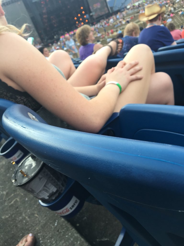 LindsInTheHouse's tweet photo. @chevrolet Move us closer! #chevyCMA https://t.co/7xcyA4FWbW