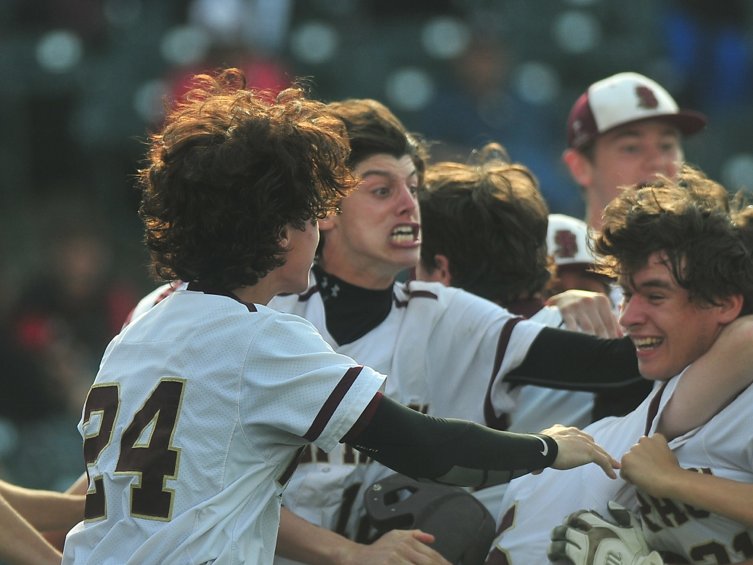 Tim_OBrien10's tweet photo. The face(s) you make when you win a state semifinal on a wild pitch to advance to the Class 3A state title game.... https://t.co/PzJjmOFVDl