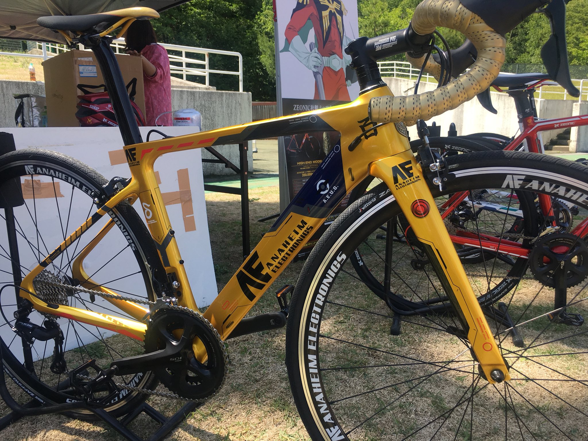 Uzivatel アヴァンギャレージ Na Twitteru 出展準備中 富士ヒルクライムブースを現在設営中です 写真にあるのは なんと 百式ロードバイクの完成版 金色に輝くデザインをぜひブースでご覧ください Mtfujihc ガンダム自転車 T Co M467d93cda Twitter
