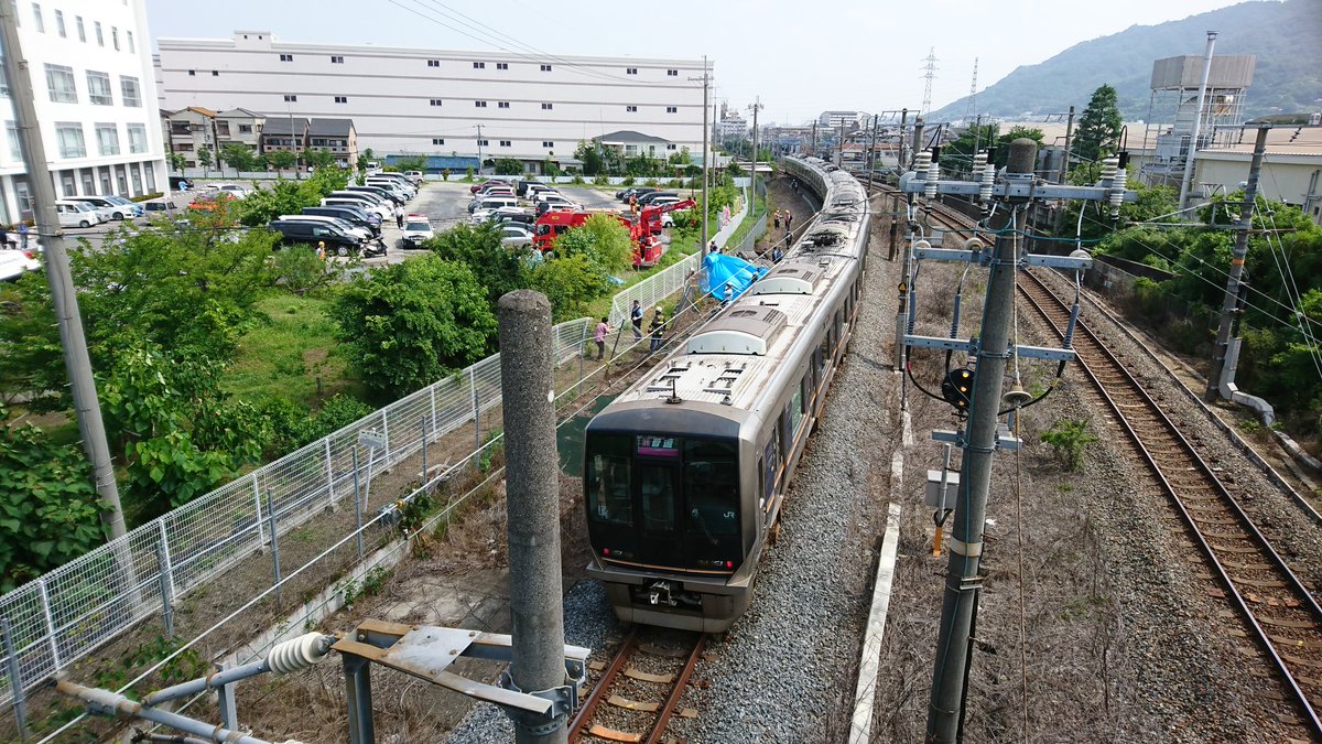 学研都市線の野崎～住道間で車が電車に衝突した現場画像