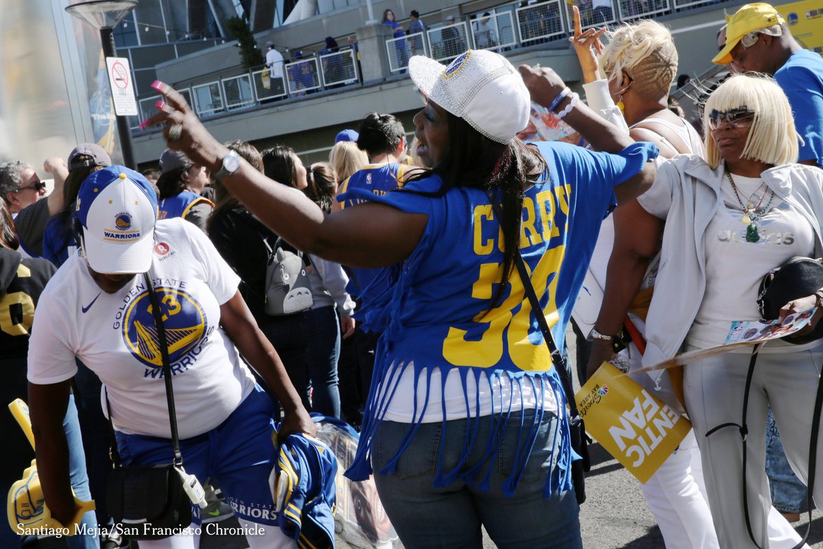 santiagomejia's tweet image. #Warriors fans flood #OracleArena for the #NBAFinals #Game4 watch party. See more @sfchronicle. #Oakland