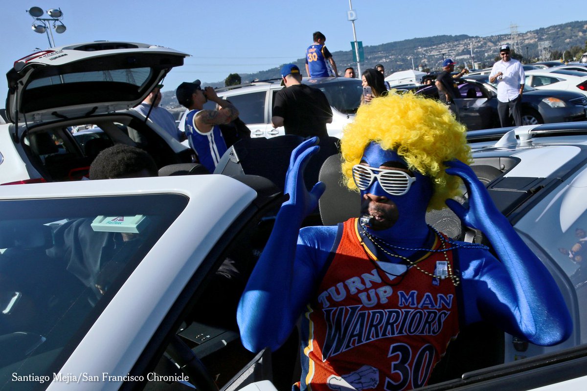 santiagomejia's tweet image. #Warriors fans flood #OracleArena for the #NBAFinals #Game4 watch party. See more @sfchronicle. #Oakland