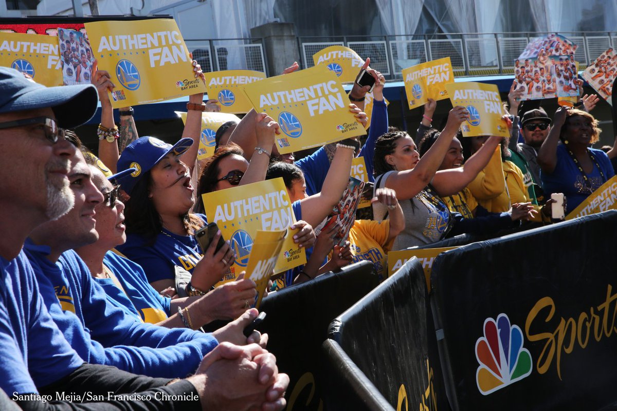 santiagomejia's tweet image. #Warriors fans flood #OracleArena for the #NBAFinals #Game4 watch party. See more @sfchronicle. #Oakland