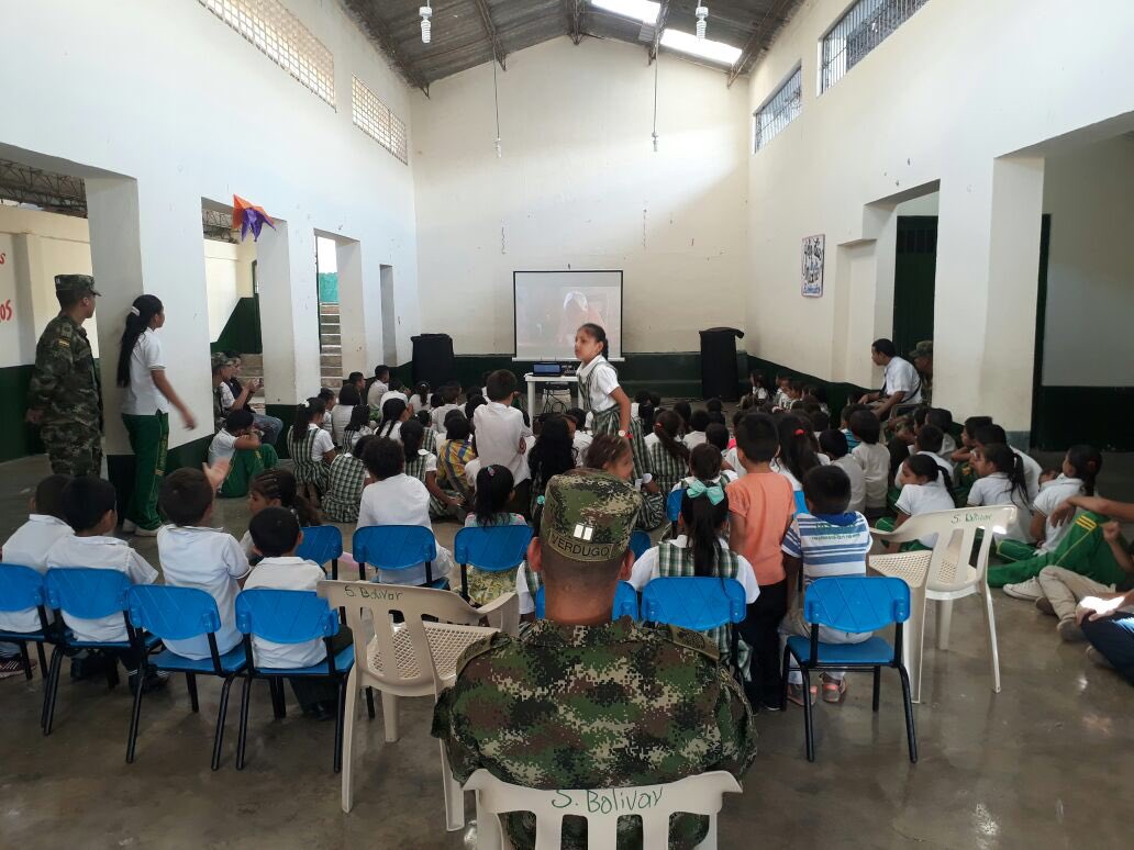 Ejercito_CAAID's tweet photo. En Chaparral, Tolima
Niños de la escuela Simón Bolívar junto con los héroes del Batallón de Acción Integral n.5 y la parroquia San Juan Bautista, disfrutaron de una espectacular Película 📽#CineAlParque SextaBrigada #COZEU #BICAI17 @Ejercito_Div5 https://t.co/QEpbw0LEDc