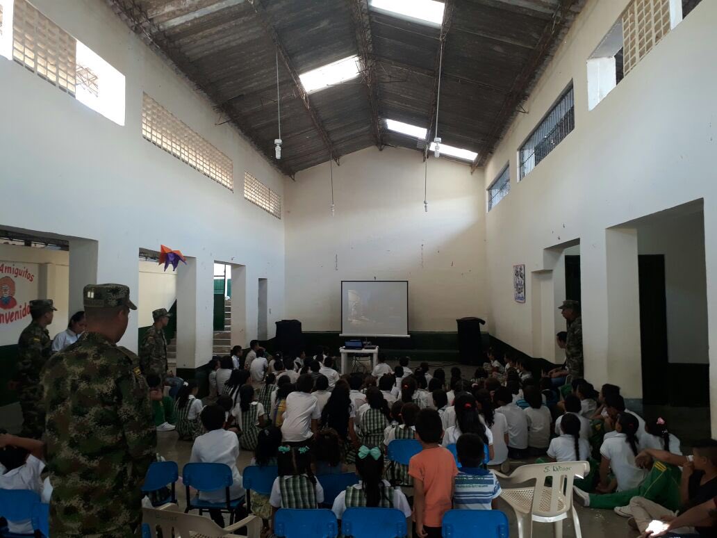 Ejercito_CAAID's tweet photo. En Chaparral, Tolima
Niños de la escuela Simón Bolívar junto con los héroes del Batallón de Acción Integral n.5 y la parroquia San Juan Bautista, disfrutaron de una espectacular Película 📽#CineAlParque SextaBrigada #COZEU #BICAI17 @Ejercito_Div5 https://t.co/QEpbw0LEDc