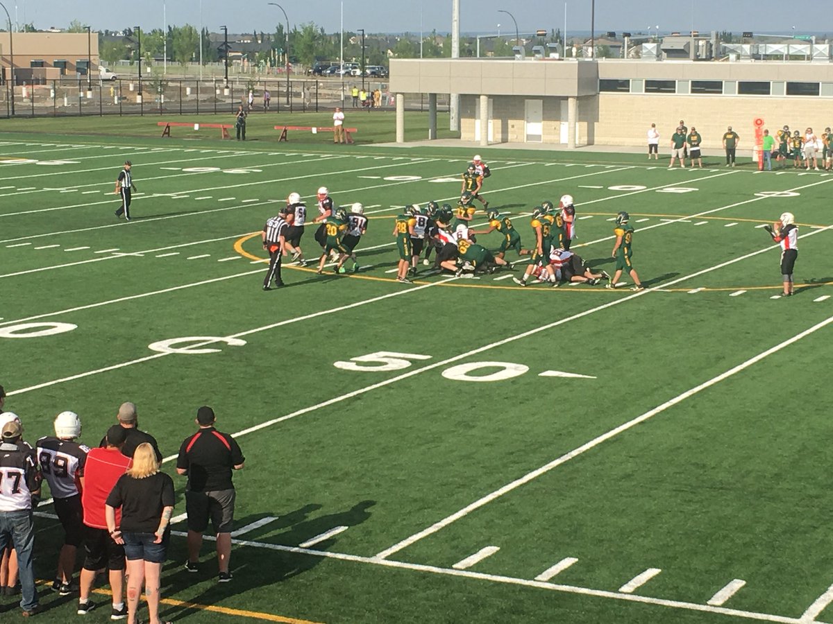 jojomom1974's tweet photo. Hanging out at #taurusfield enjoying opening night of an amazing facility for our community! #fortsask #stingfootball @fortsaskmsa @CityFortSask https://t.co/UsLHAZxLzq