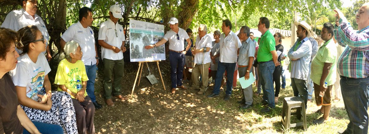 Capaseg_CS's tweet photo. A fin de que conozcan los trabajos de limpieza y desazolve que se llevan a cabo en aprox. 5 km. de cauces en #Iguala, cómo lo instruyó el Gobernador @HectorAstudillo, la #Capaseg #Ayuntamiento y #Capami sostuvieron una reunión con habitantes de las zonas que se están trabajando https://t.co/uDbw6em2hn