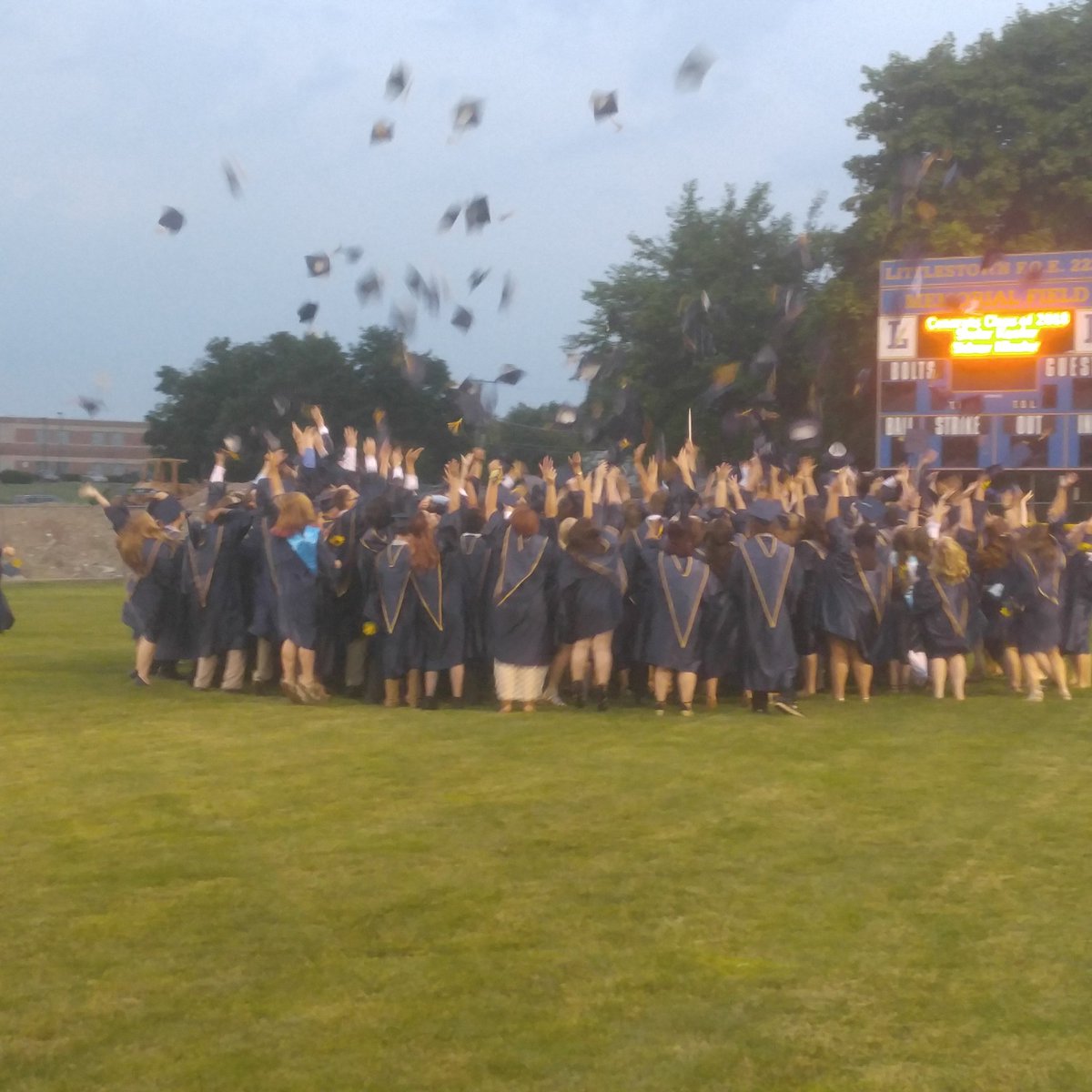 Ltownschools's tweet photo. Bolts Fly World Class https://t.co/3aRFHuOnnX
