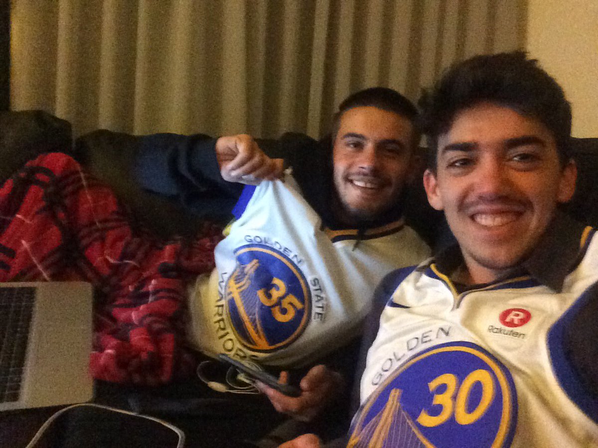 CasalZe's tweet photo. Vestidos a rigor para apoiar os Campeões!!  #nbanasporttv https://t.co/qEJn9P3tsA