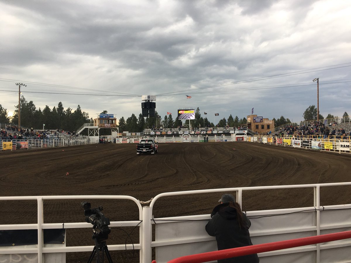 EmilyKirk_'s tweet photo. We’re LIVE tonight at the #SistersRodeo2018! Bring a coat. It’s breezy and chilly! @KTVZ is on @nbc right now! https://t.co/JRG0YXEpBE