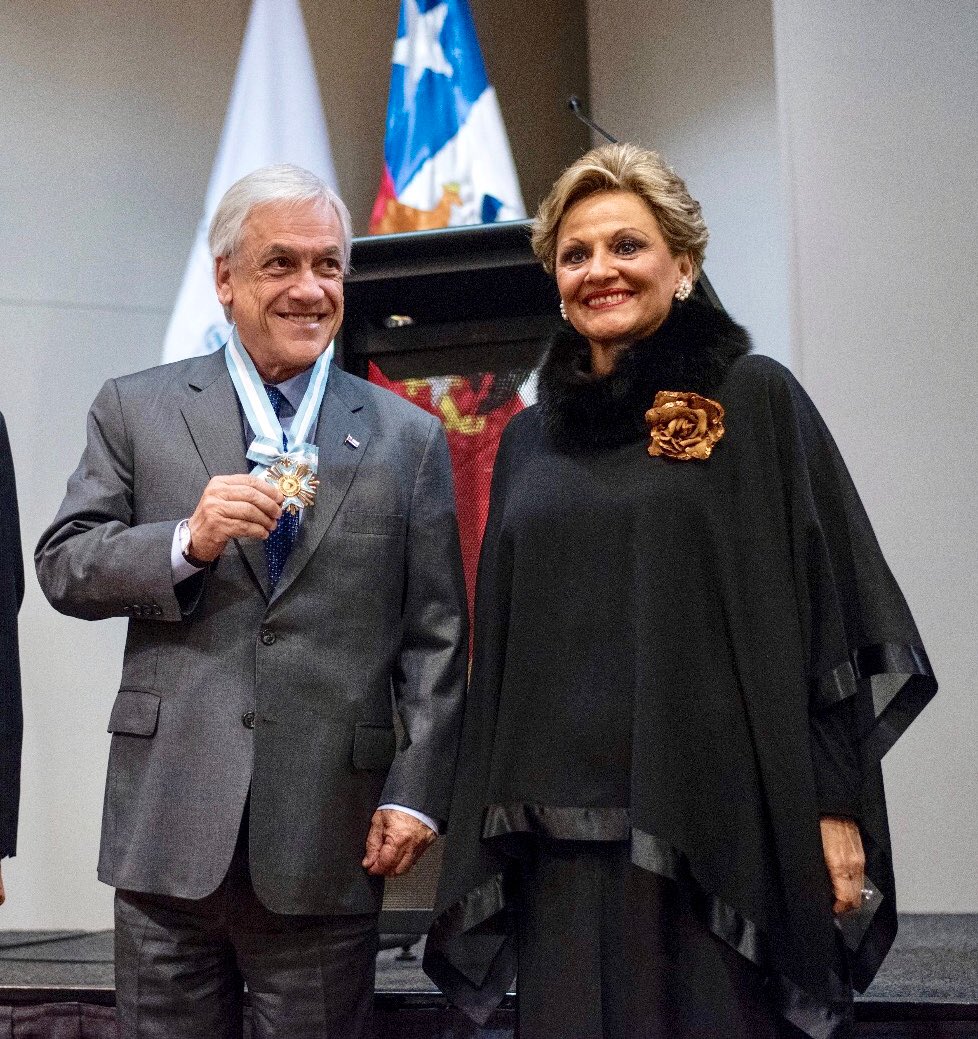 JaviSiman's tweet image. Compartimos el orgullo por el homenaje que rindió en Chile la UPLA a nuestro ex-Presidente y amigo el Doctor Armando Calderon Sol por su legado a favor de la democracia en América Latina. Felicidades a doña Eli de Calderón y a sus hijos.