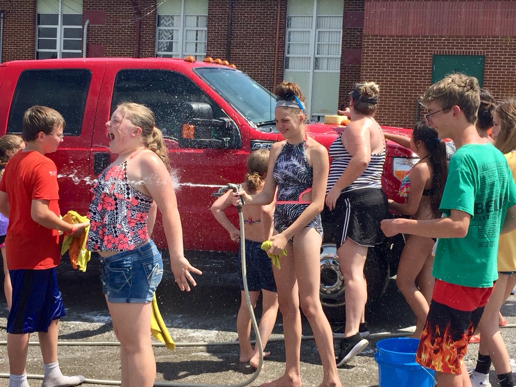 piercecityms's tweet photo. Thank you PC community for supporting our middle school students in such a BIG way! #carwash #fundraiser #sevenhundreddollars #movietrip 💚💚💚 https://t.co/HyyJTO68rB
