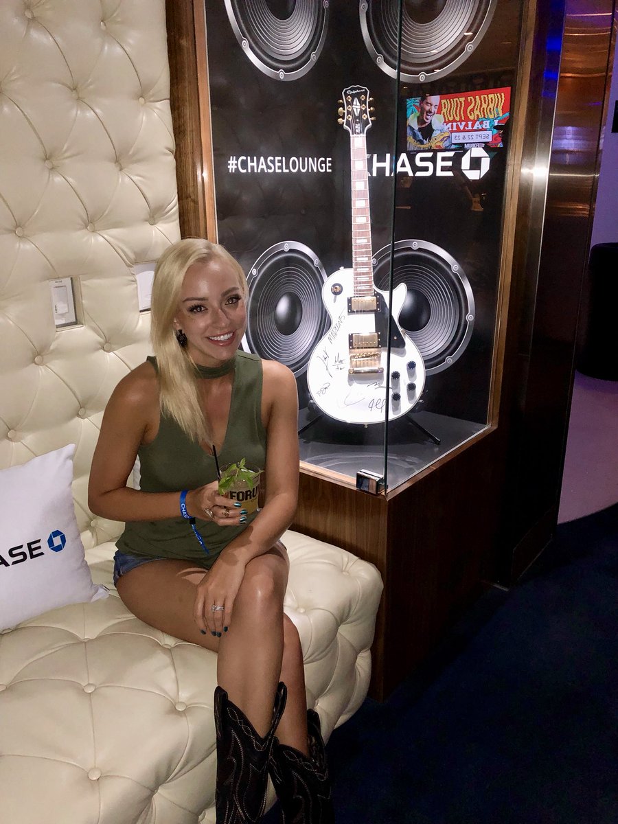 bfftaylor's tweet photo. Waiting to see @KeshaRose this evening at The Forum. Thanks @Chase for letting us hangout! #ChaseLounge https://t.co/zxu8H6xwOd