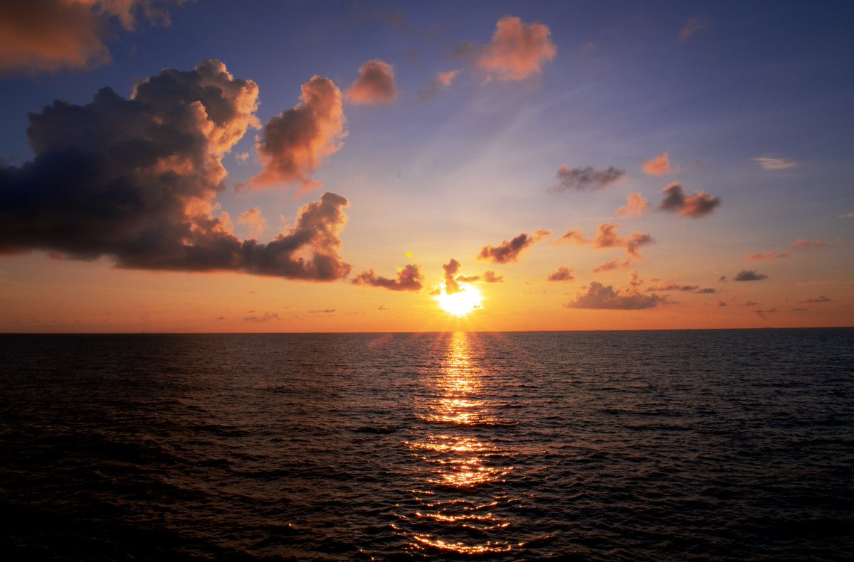 nazame's tweet photo. Greeting, Good Morning SunShine!, fm #JOHOR with Lots of 💛🧡💙💜💖

#landscapephotography #landscape_lovers #goodmorning  #sunrise #Singapore #PerlisIsSoSmall #Russian #Horizon #cloud #Orange #Red #Sea https://t.co/r7iD5cl44V