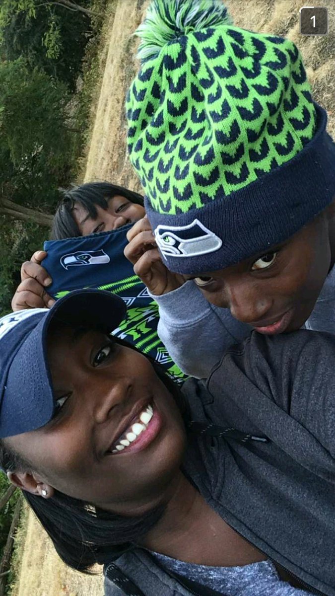 the_baDde5t's tweet photo. @AlaskaAir Me and my besties SEAHAWKS 4 LIFE #BestFriendsEntry #FamousCompanionFare https://t.co/v5nBGuLR4G