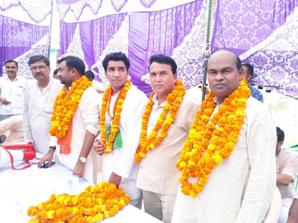 Devendralodhi62's tweet photo. आज ग्राम धनिया वर्ली में 4 साल बेमिसाल के उपलक्ष में चौपाल का आयोजन किया गया जिसमें मा0 देवेंद्र लोधी विधायक स्याना https://t.co/joWAOQ0kEM