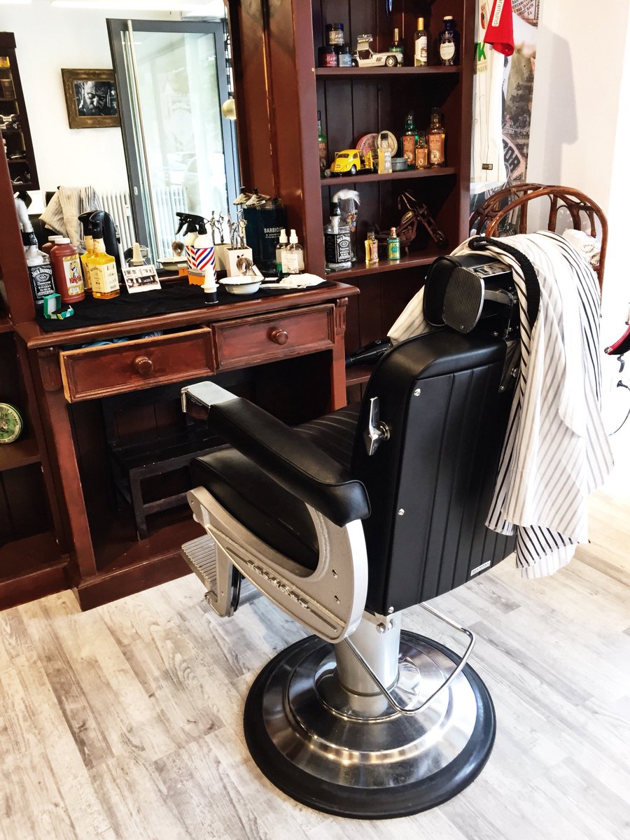 takarabelmontde's tweet photo. Die Ruhe vor dem Sturm...habt alle einen relaxten Samstag mit tollen Kunden.
.
#takarabelmont #friseurstuhl #equipment #barbershop #barberstyle #barberconnect #beardstyle #barberconnection @auxthebarber https://t.co/B7EZYhQ5Ua