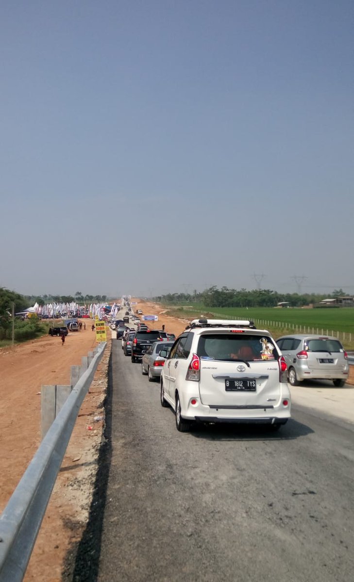 Antrian kendaraan menuju rest area km 321 tol pemalang batang. Antrian kendaraan terjadi karena banyaknya kendaraan yang akan masuk ke rest area dan adanya penyempitan jalan dari 4 jalur menjadi 2 jalur. #KabarMudiktvOne  #MudikSerutvOne